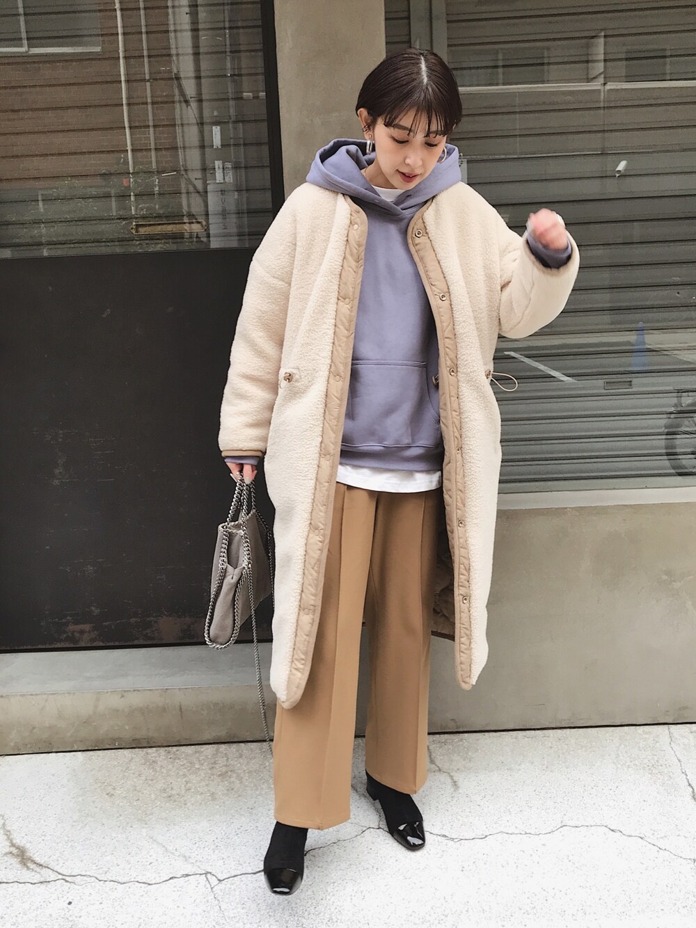 その他のダウンジャケット/コート、ホワイト系のTシャツ/カットソー、ブルー系のパーカーを着用したレディースの冬コーディネートの1枚目の写真