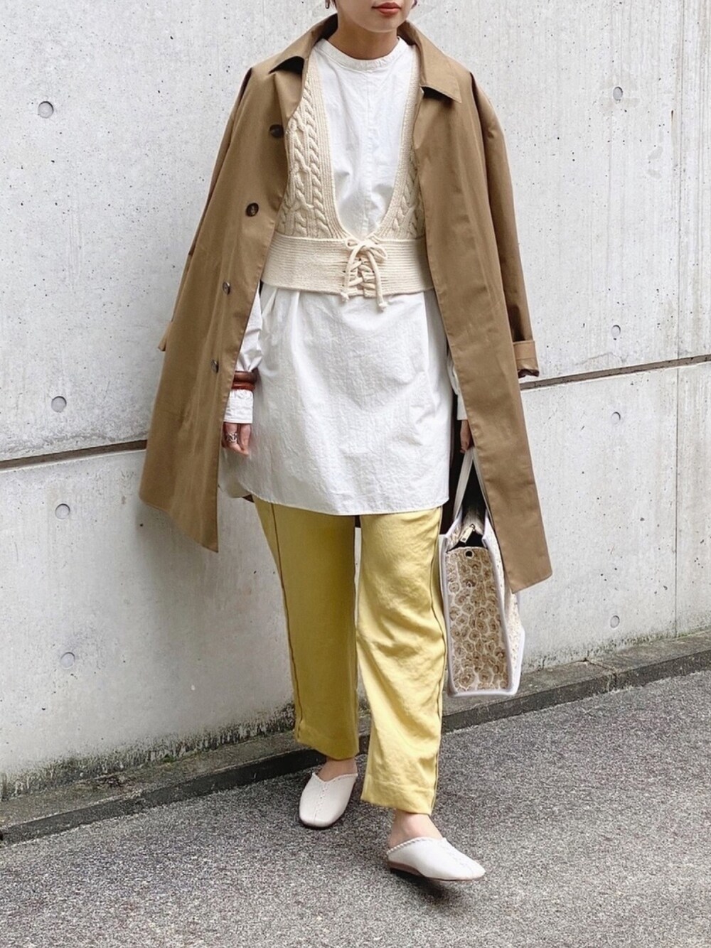 「ステンカラーコート、ユニクロ、レイヤードスタイル、白シャツ、サテンパンツ、カラーパンツ、トートバッグ、ママコーデ、春コーデ、ベスト」｜「UNIQLOのブロックテックステンカラーコート（その他アウター、ベージュ系）」を使った、MARIKOさん（レディース・168cm）の冬コーディネートの1枚目の写真