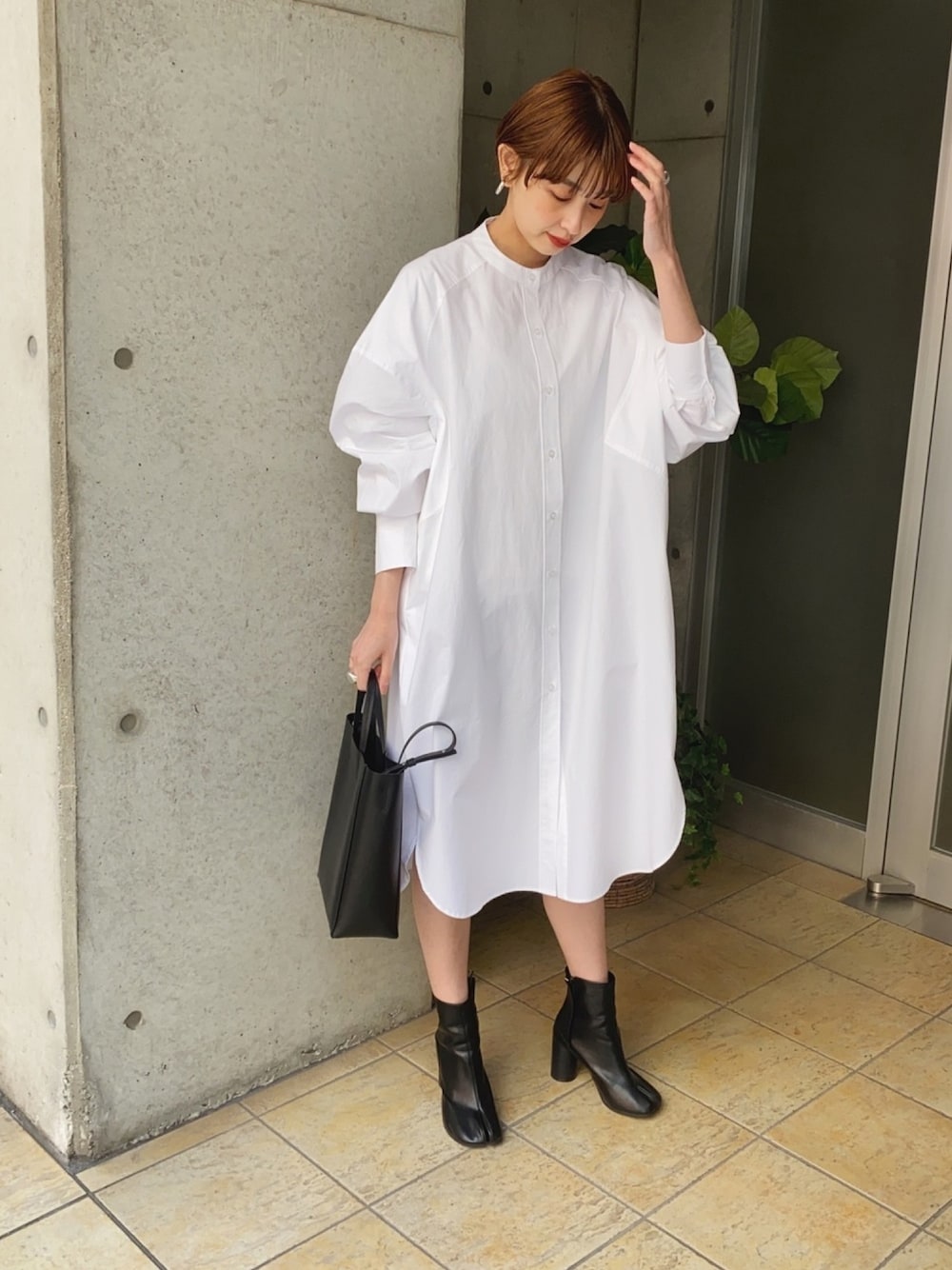 「シャツワンピ、シャツワンピース、ワンピース、白シャツ、オーバーサイズ、シンプル、足袋ブーツ、オトナカジュアル、ホワイト、モノトーン」｜「Marientのタイプライターコットンシャツワンピ（シャツワンピース、ホワイト系）」を使った、MARIKOさん（レディース・168cm）の春コーディネートの1枚目の写真