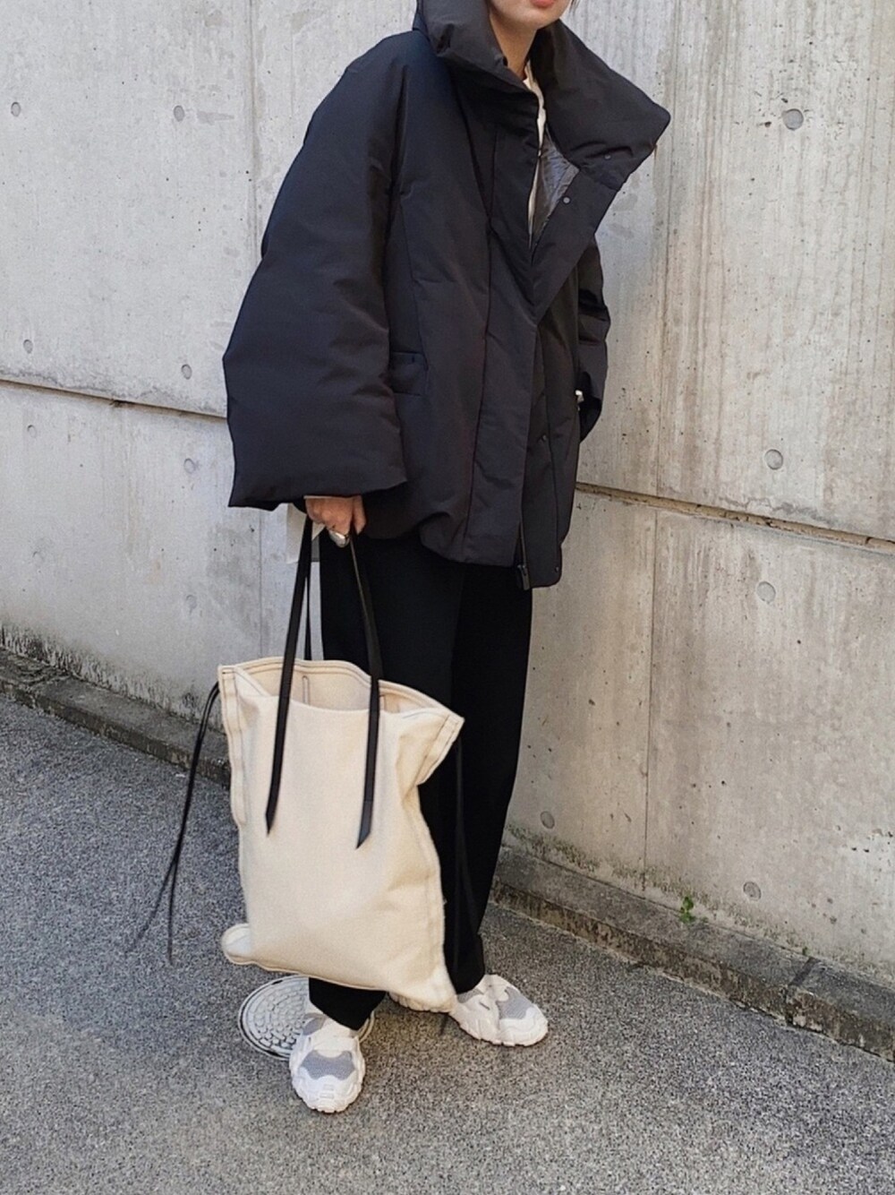 ブラック系のその他パンツ、グレー系のスニーカー、その他のスニーカーを着用したレディースの冬コーディネートの1枚目の写真