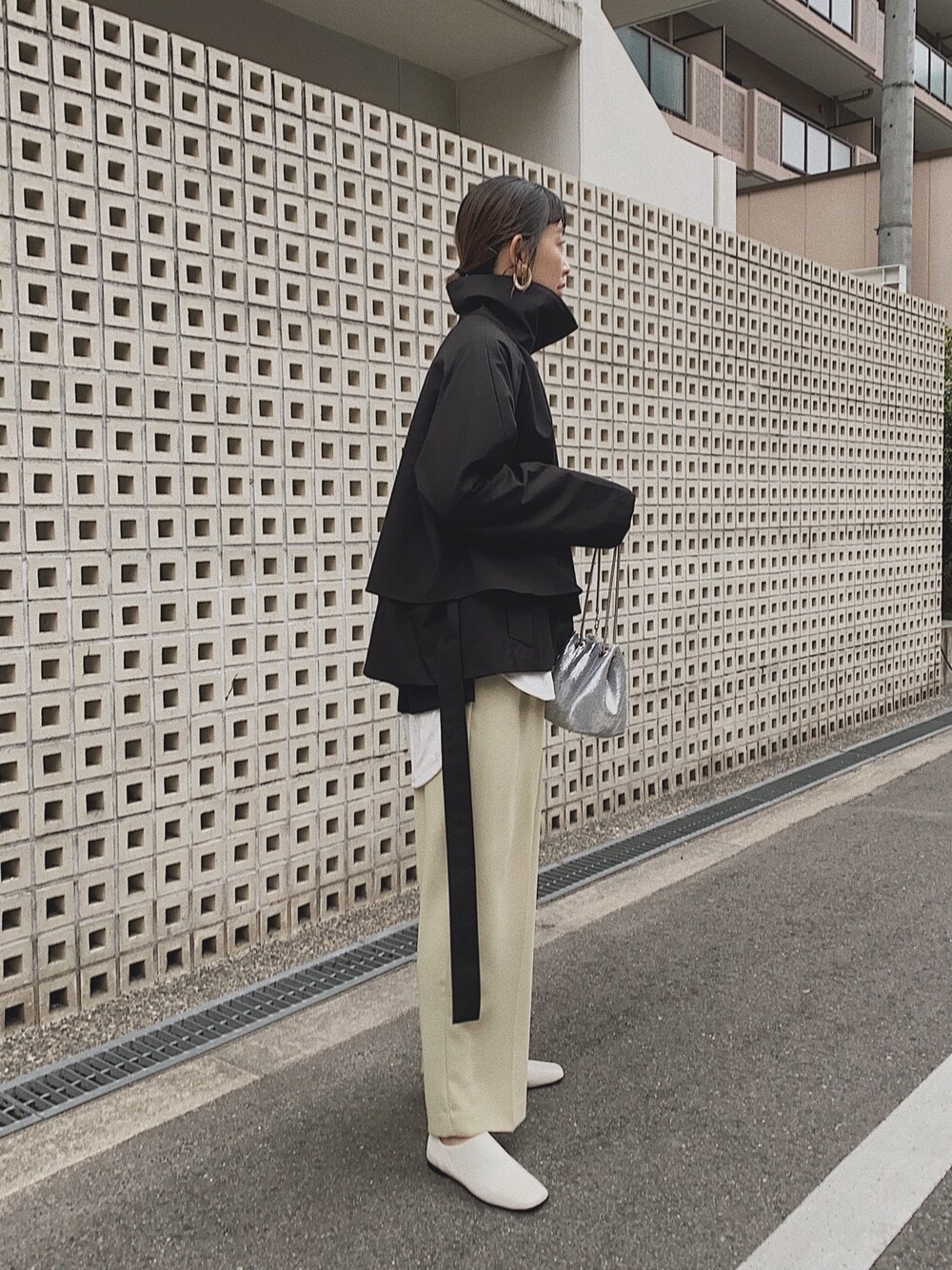 ブラック系のジャケット/アウター、シルバー系のショルダーバッグ、その他のショルダーバッグを着用したレディースの冬コーディネートの1枚目の写真