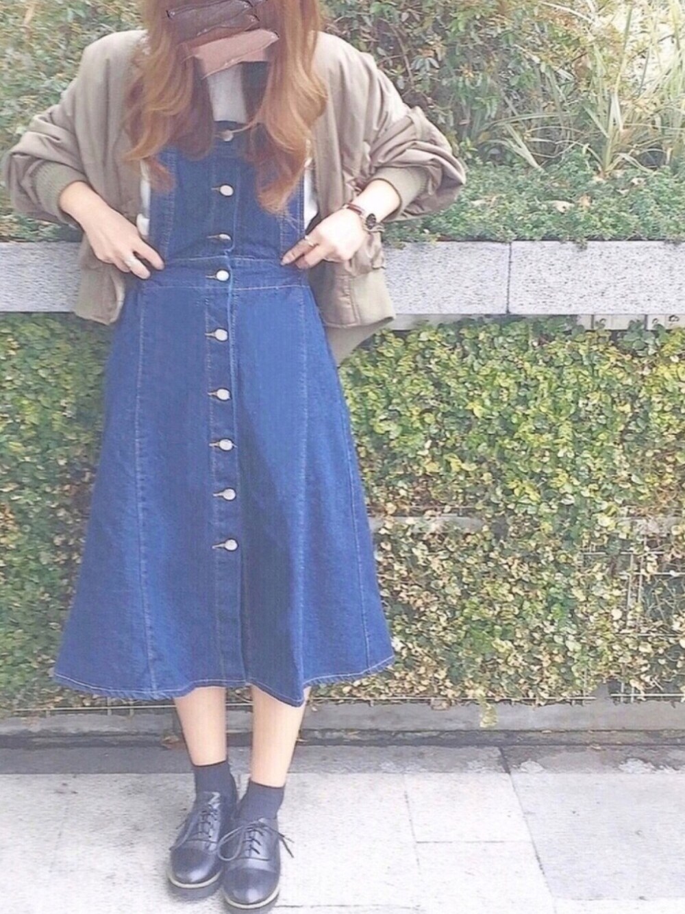 ブラック系のその他シューズ、グリーン系のMA-1、ブルー系のスカートを着用したレディースの冬コーディネートの1枚目の写真