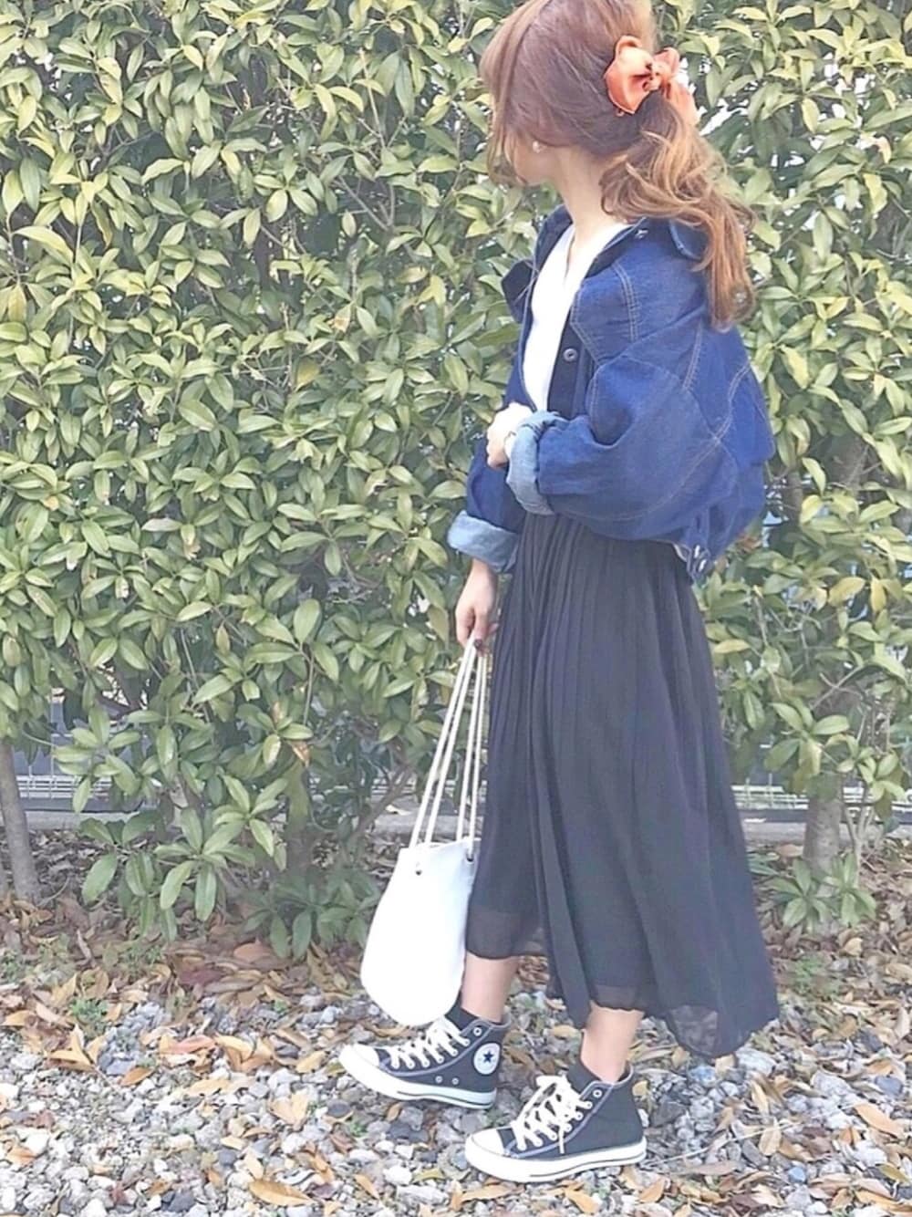 「春、コンバース、Gジャン、KBF、スニーカーコーデ」｜「fifthのVネックラインデザインブラウス（シャツ/ブラウス、ホワイト系）」を使った、chocoさん（レディース・153cm）の春コーディネートの1枚目の写真