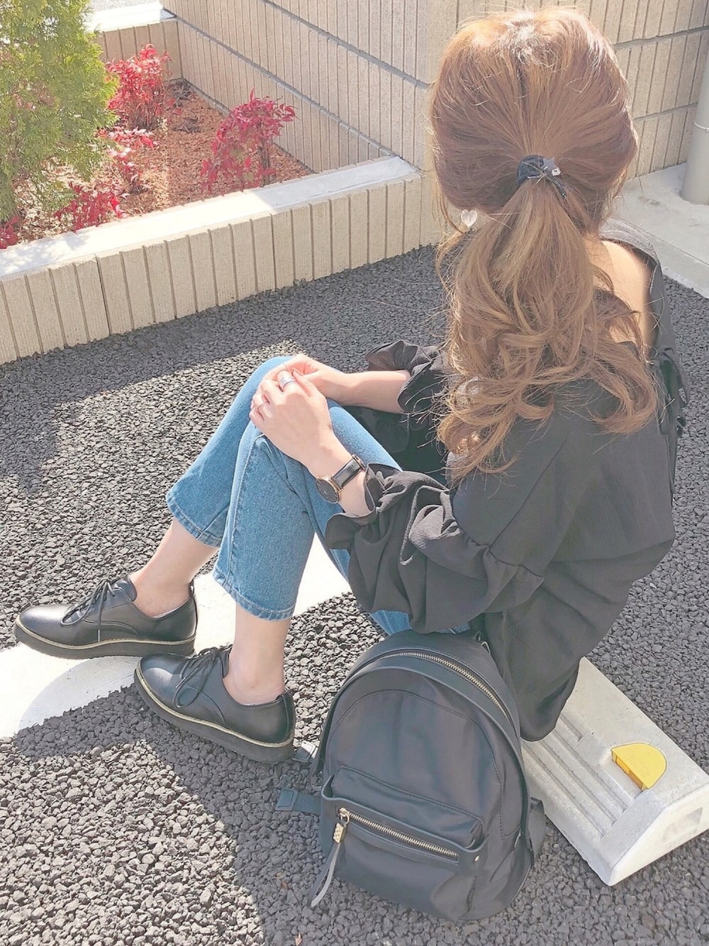 「シンプル、プチプラ、ポニーテール、デニム、GRL、JEANASiS」｜「fifthのバックシャンレースアップVネックブラウス（シャツ/ブラウス、ブラック系）」を使った、chocoさん（レディース・153cm）の春コーディネートの1枚目の写真