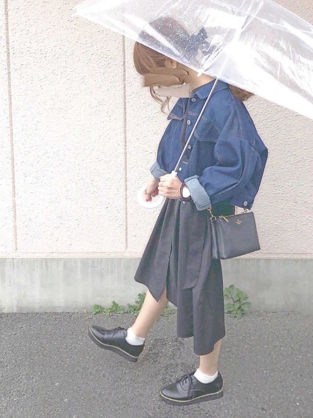「雨の日コーデ、プチプラ、グレイル、GRL、Gジャン、KBF、ワンピース」｜「GRLのベルト付Vネックワンピース（ワンピース、ブラック系）」を使った、chocoさん（レディース・153cm）の春コーディネートの1枚目の写真