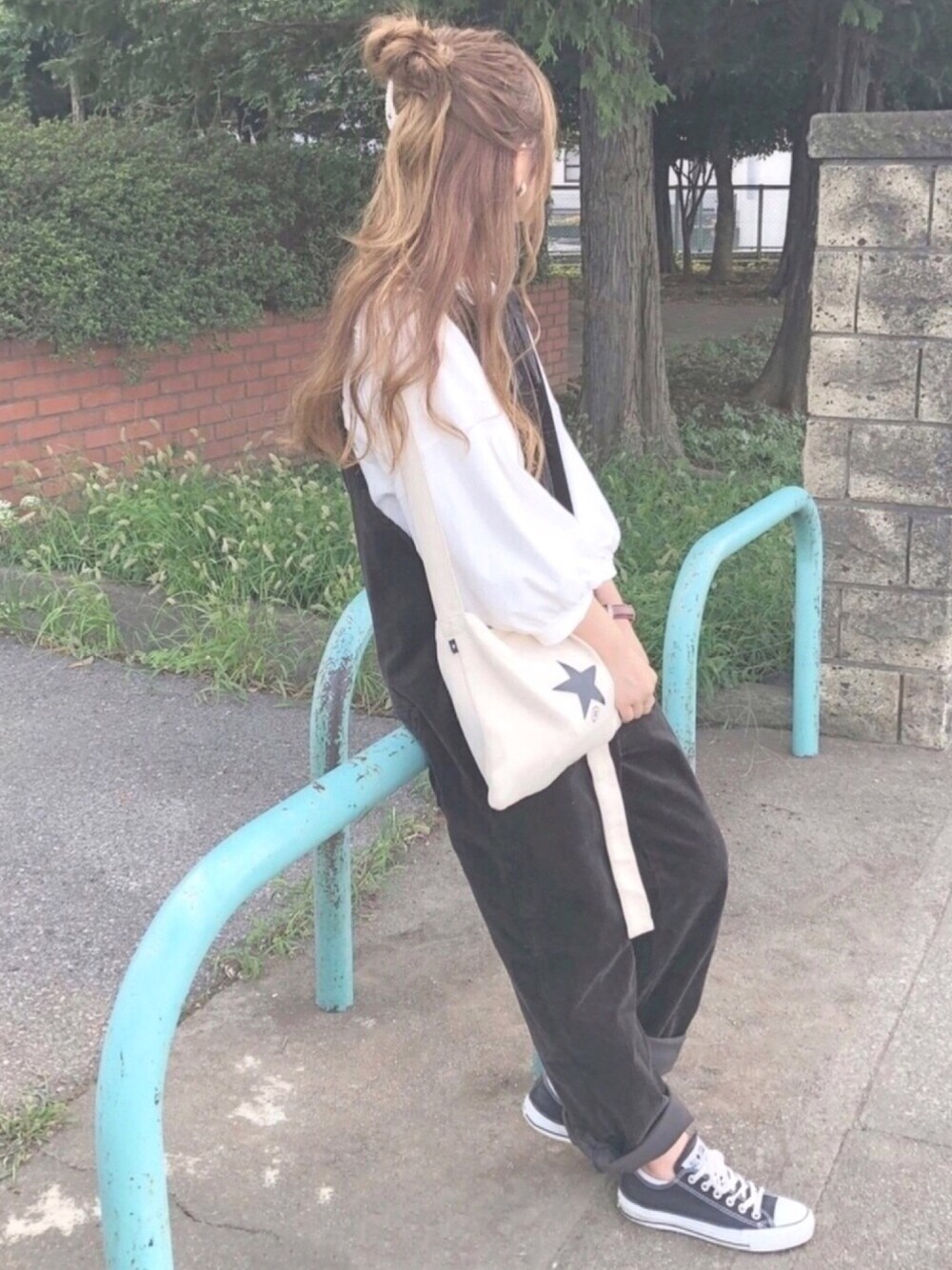 「コーデュロイ、サロペット、オーバーオール、コンバース、converse、chocomee、トートバッグ」｜「FREAK'S STOREのCIMARRON/シマロン　COLOR OVERALLS/カラーコーデュロイオーバーオール（サロペット/オーバーオール、ブラック系）」を使った、chocoさん（レディース・153cm）の秋コーディネートの1枚目の写真
