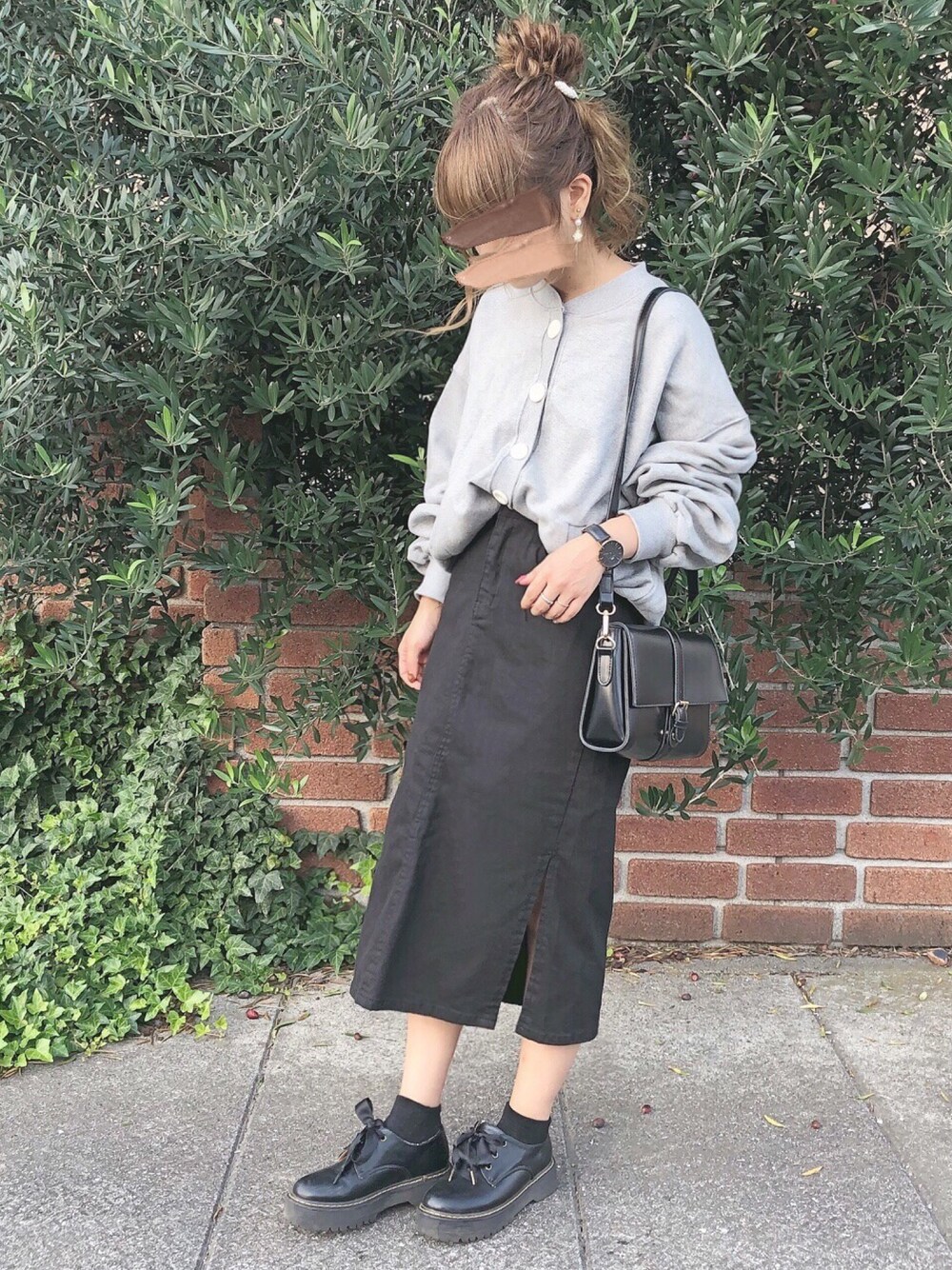 「chocomee、ちょこみー、おだんごヘアー、タイトスカート、スウェット、カーディガン」｜「chocomeeのスウェットボタンカーディガン（カーディガン/ボレロ、グレー系）」を使った、chocoさん（レディース・153cm）の秋コーディネートの1枚目の写真