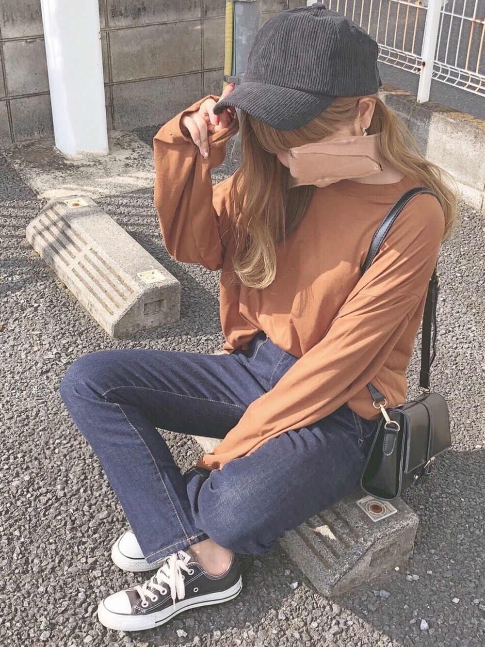 「chocomee、ちょこみー、コーデュロイ、インディゴデニム、キャップ、ロンT」｜「chocomeeのシンプルロンTee（Tシャツ/カットソー、ブラウン系）」を使った、chocoさん（レディース・153cm）の秋コーディネートの1枚目の写真