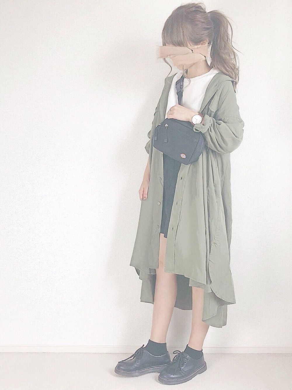「シンプル、シャツワンピ、JEANASiS、GU、台形ｽｶｰﾄ、ポニーテール、カジュアル、秋コーデ」｜「JEANASISのミリタリーシャツワンピースLS/808689（シャツワンピース、グリーン系）」を使った、chocoさん（レディース・153cm）の秋コーディネートの1枚目の写真