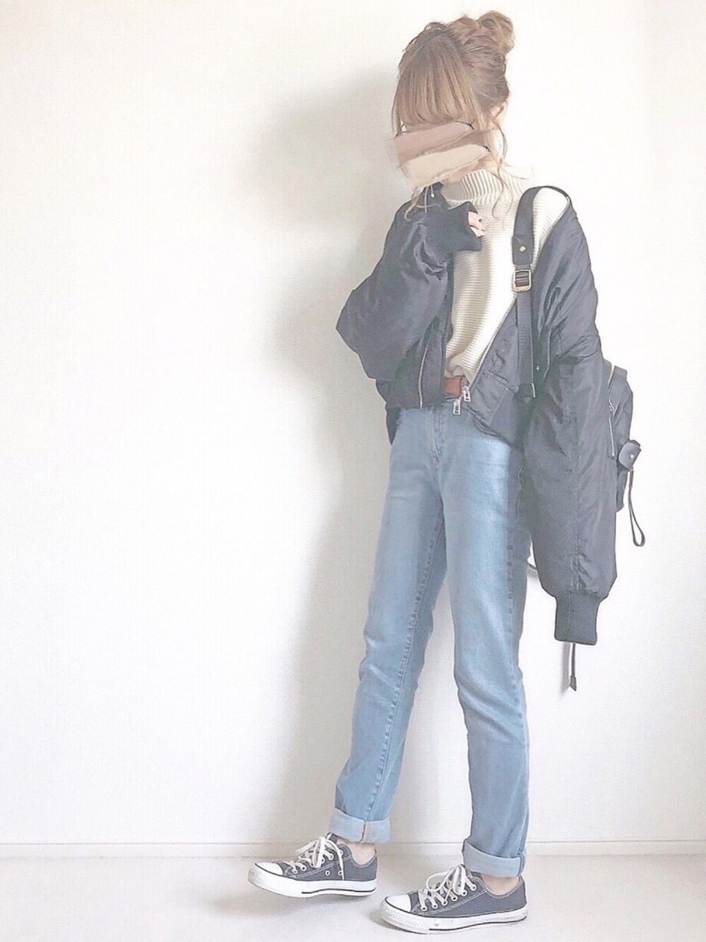 「カジュアル、ニット、タートルネック、おだんごヘアー、めがね、GU、converse」｜「MERLOTのハイネックバルーンスリーブニットトップス1000（ニット/セーター、ホワイト系）」を使った、chocoさん（レディース・153cm）の秋コーディネートの1枚目の写真