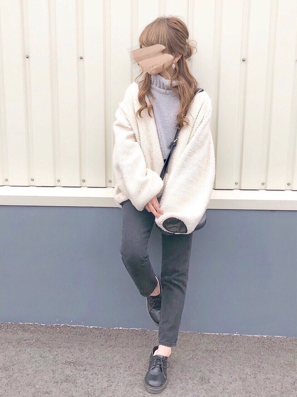 「秋冬コーデ、低身長コーデ、titivate、タートルネック、ボアブルゾン、Kastane、カスタネ、デニム」｜「titivateのﾀｰﾄﾙふわっとﾀｯﾁﾆｯﾄ（ニット/セーター、グレー系）」を使った、chocoさん（レディース・153cm）の冬コーディネートの1枚目の写真