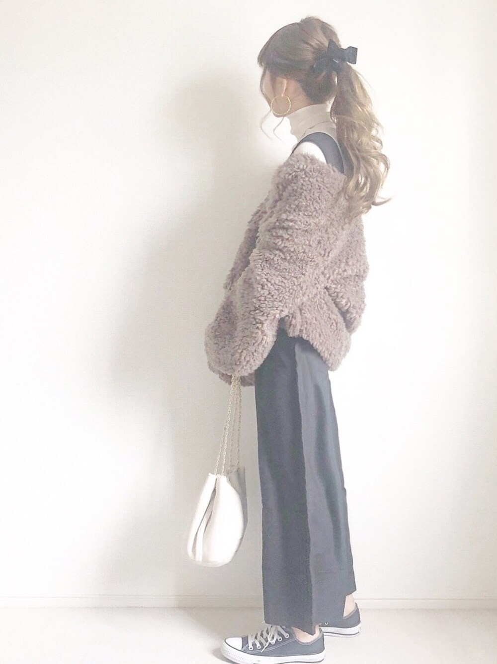 「シンプルコーデ、プチプラ、fifth、コンビネゾン、オールインワン、ポニーテール、ボア、ボアジャケット、GRL、グレイル」｜「fifthのウエストリボンVネックコンビネゾン（つなぎ/オールインワン、ブラック系）」を使った、chocoさん（レディース・153cm）の冬コーディネートの1枚目の写真