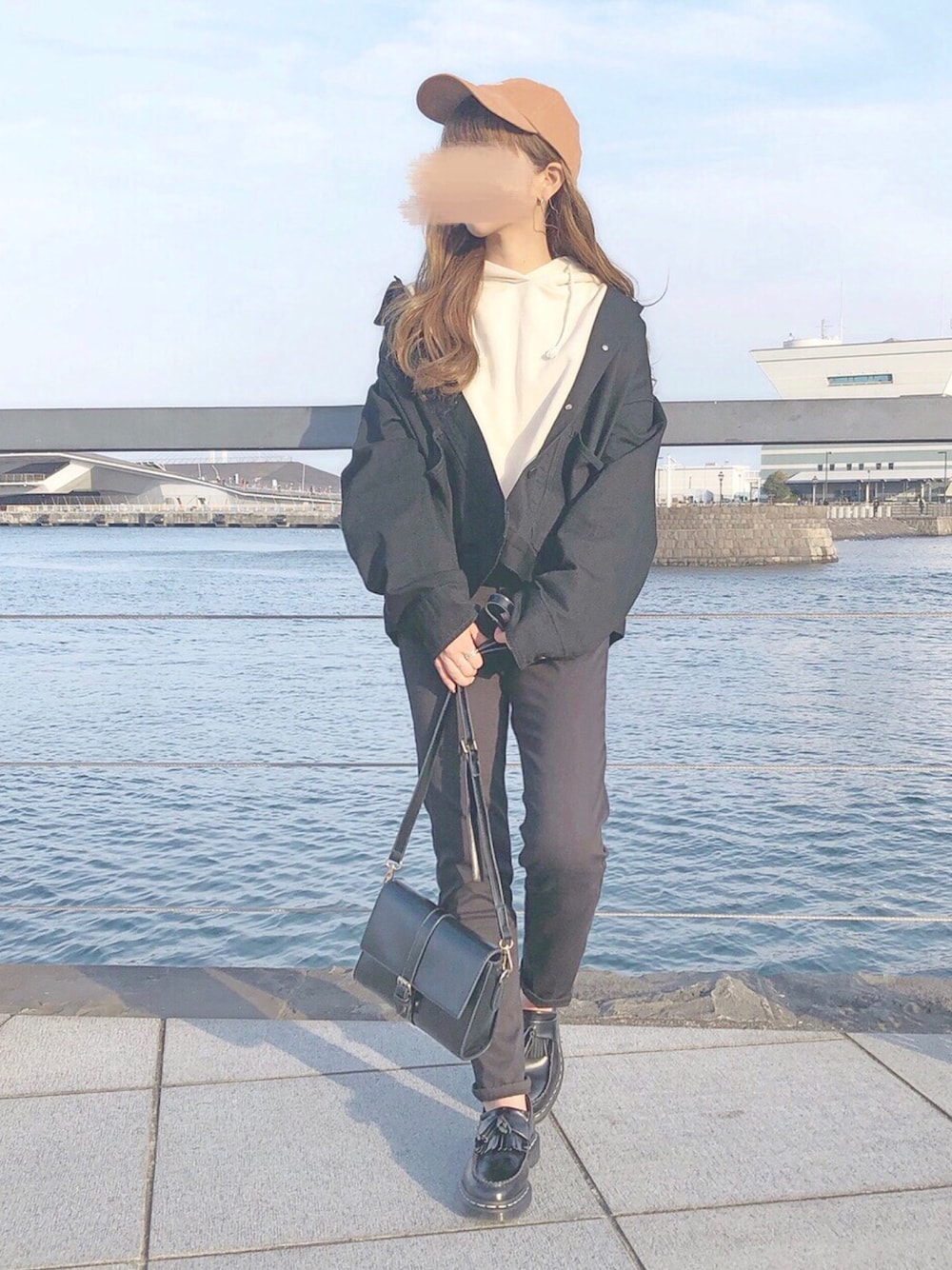 「プチプラ、ボーイッシュ、スキニー、ユニクロ、UNIQLO、UNIQLO U、chocomee、Dr.Martens」｜「LOWRYS FARMのウラケスリットフーディ　817834（スウェット、ベージュ系）」を使った、chocoさん（レディース・153cm）の冬コーディネートの1枚目の写真