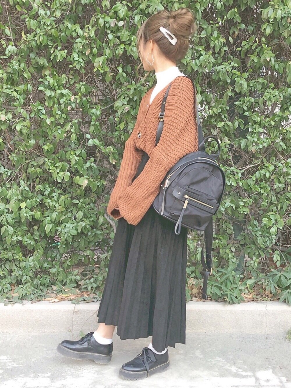 「プチプラ、chocomee、カーディガン、お団子ヘアー、プリーツスカート、ニットカーディガン、GRL、グレイル」｜「GRLのボリュームニットカーディガン（カーディガン/ボレロ、ブラウン系）」を使った、chocoさん（レディース・153cm）の冬コーディネートの1枚目の写真