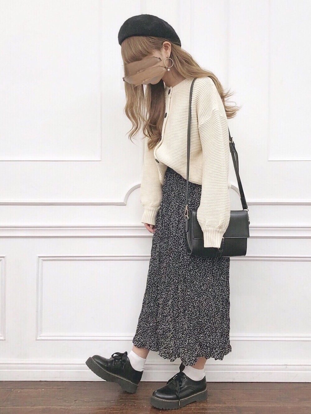 「シンプル、chocomee、ニットカーディガン、シフォンスカート、ベレー帽」｜「chocomeeのアイテム（スカート、ブラック系）」を使った、chocoさん（レディース・153cm）の春コーディネートの1枚目の写真