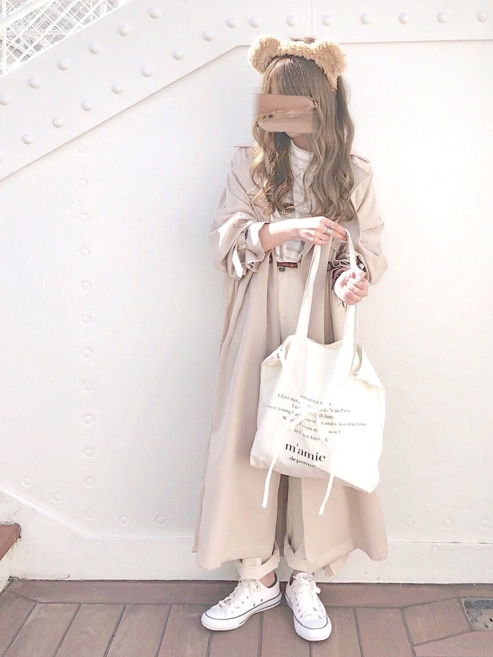 「ディズニー、ディズニーコーデ、トレンチコート、春コーデ、ボーダー、白パンツ」｜「FREAK'S STOREの【WEB限定】ビッグシルエット バスクボーダーTEE（Tシャツ/カットソー、グレー系）」を使った、chocoさん（レディース・153cm）の春コーディネートの1枚目の写真