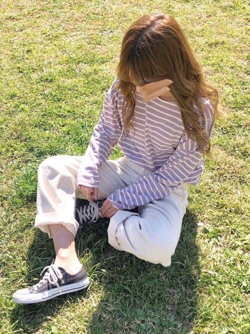 「シンプル、春コーデ、chocomee、ボーダー、白パンツ、converse、GRL、グレイル」｜「chocomeeのボーダーカットソー（Tシャツ/カットソー、パープル系）」を使った、chocoさん（レディース・153cm）の春コーディネートの1枚目の写真
