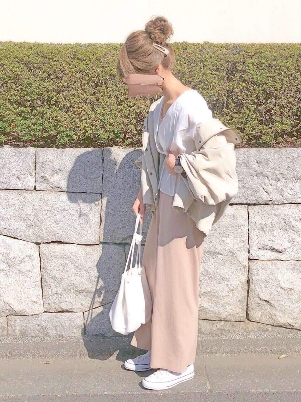 「シンプルコーデ、プチプラ、chocomee、fifth、お団子ヘアー、カシュクール、ブラウス、マウンテンパーカー、kutir」｜「kutirのビッグマウンテンパーカー（ブルゾン、ベージュ系）」を使った、chocoさん（レディース・153cm）の春コーディネートの1枚目の写真