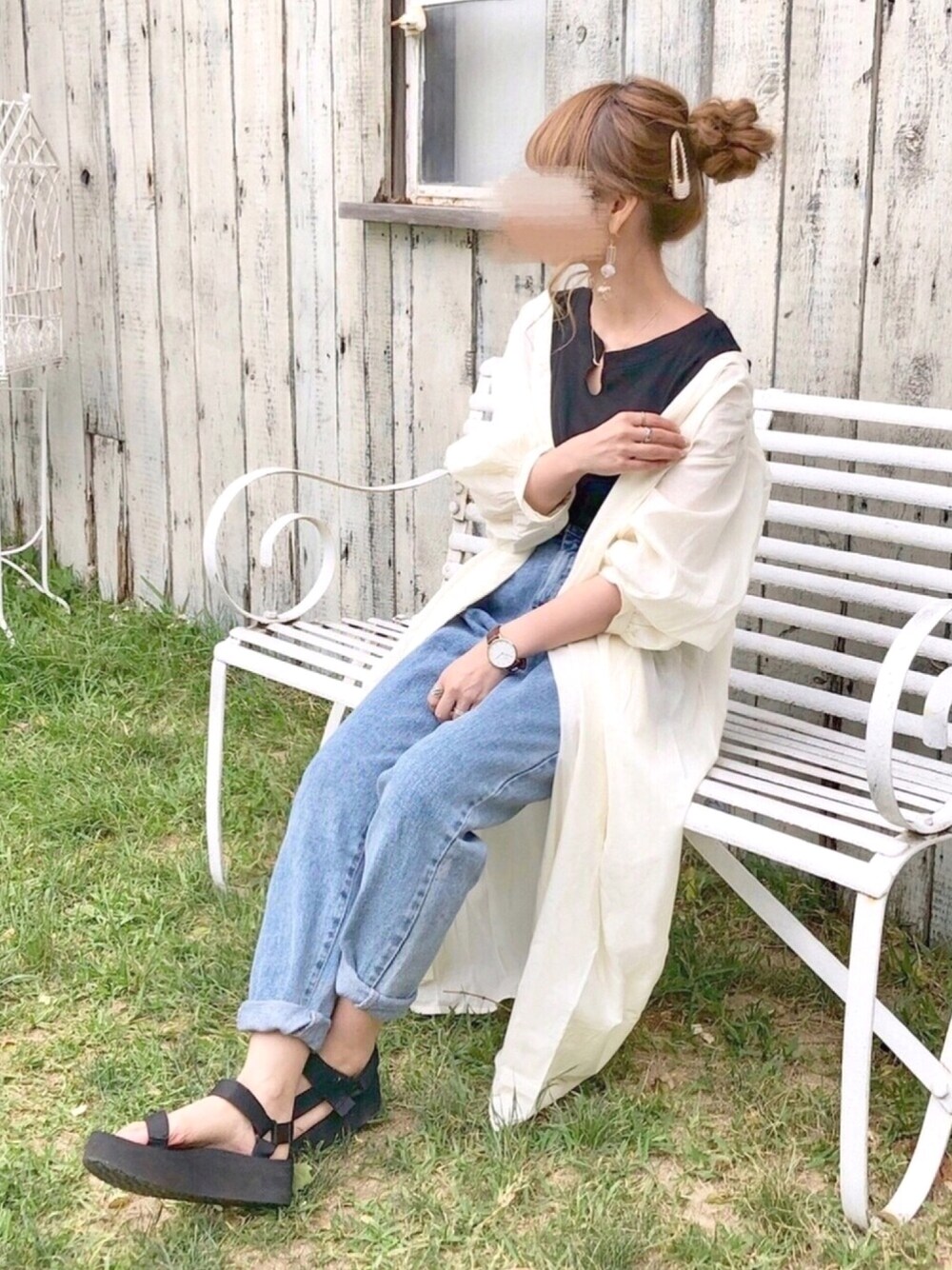 「シンプル、chocomee、デニム、ロングガウン、teva、お団子ヘアー」｜「chocomeeのアイテム（シャツ/ブラウス、ホワイト系）」を使った、chocoさん（レディース・153cm）の春コーディネートの1枚目の写真