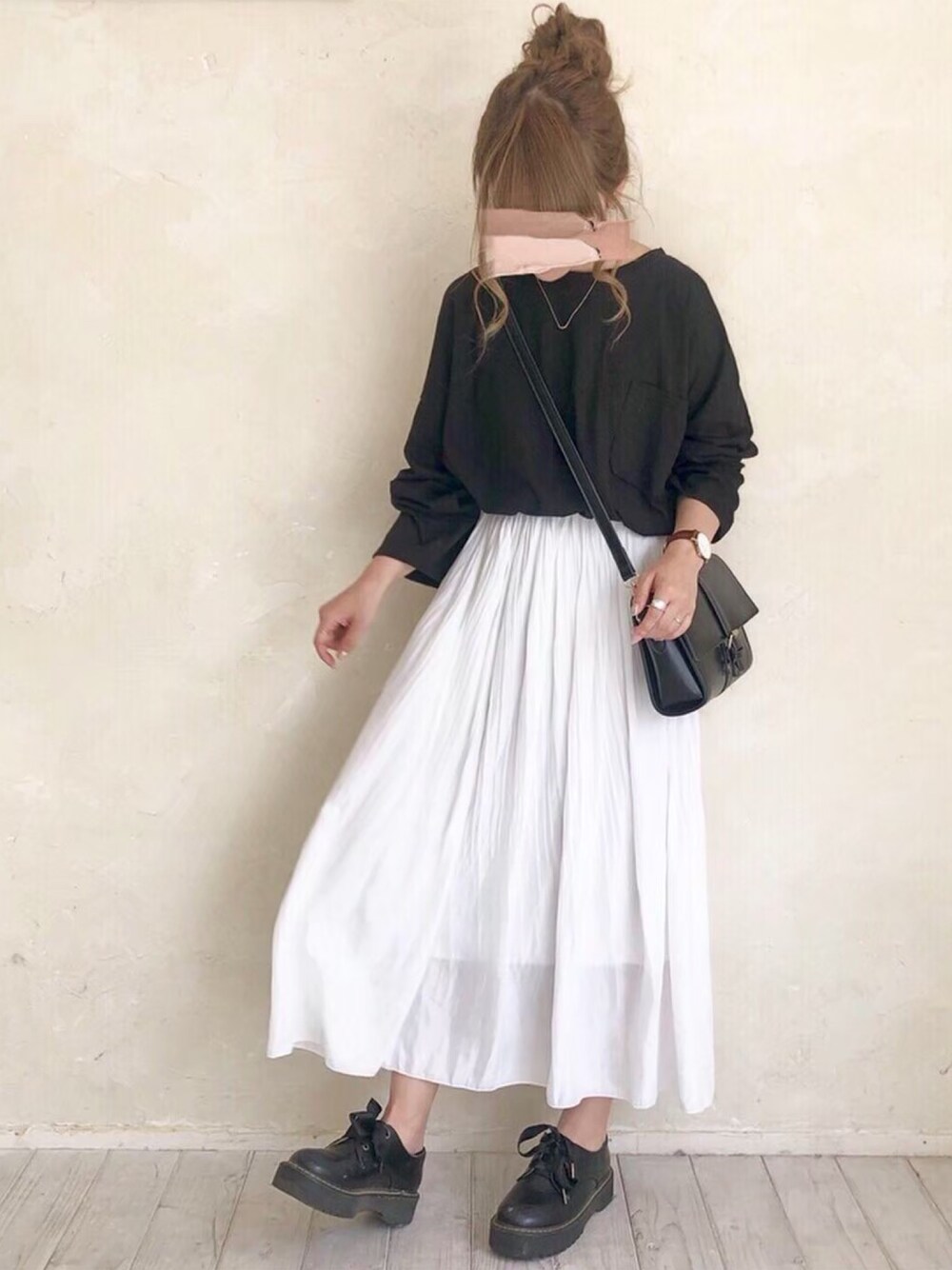 「chocomee、ちょこみー、お団子ヘアー、プリーツスカート、モノトーン」｜「chocomeeのベーシックポケTee（Tシャツ/カットソー、ブラック系）」を使った、chocoさん（レディース・153cm）の夏コーディネートの1枚目の写真