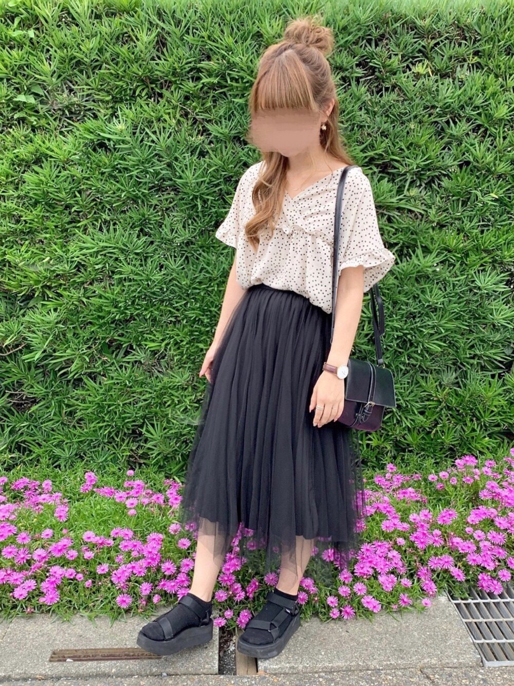 「シンプルコーデ、ドット、チュールスカート、ハーフアップお団子、teva」｜「chocomeeのドットブラウス（シャツ/ブラウス、ベージュ系）」を使った、chocoさん（レディース・153cm）の夏コーディネートの1枚目の写真
