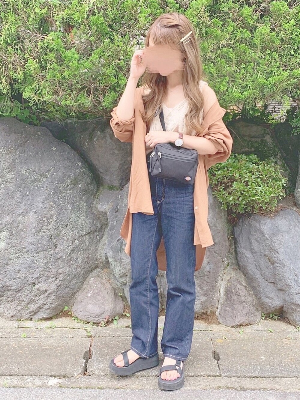 ブラウン系のシャツ/ブラウス、ブルー系のデニムパンツ、ブラック系のボディバッグ/ウエストポーチを着用したレディースの夏コーディネートの1枚目の写真