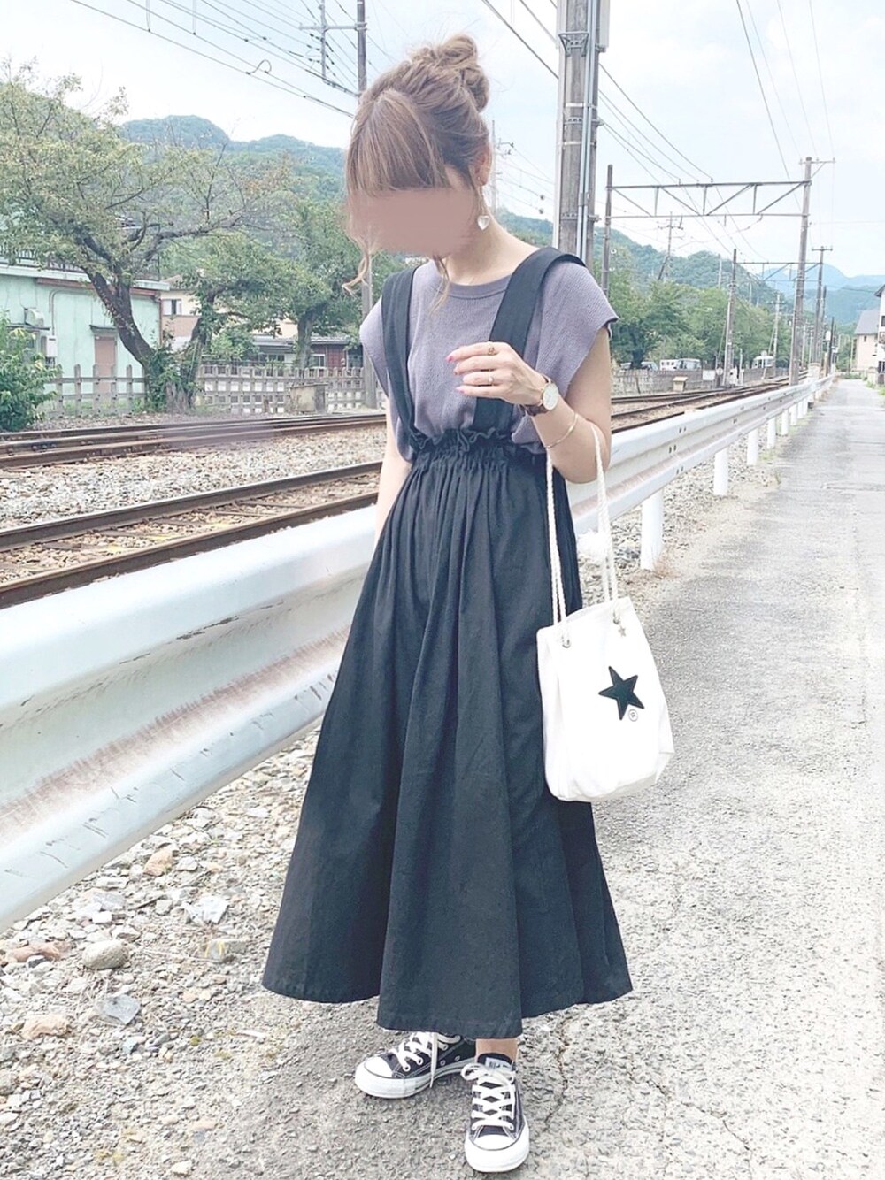 「シンプルコーデ、カジュアルコーデ、モノトーン、夏コーデ、お団子ヘアー、Kastane、chocomee」｜「Kastaneのワッフルタンク（タンクトップ、グレー系）」を使った、chocoさん（レディース・153cm）の夏コーディネートの1枚目の写真