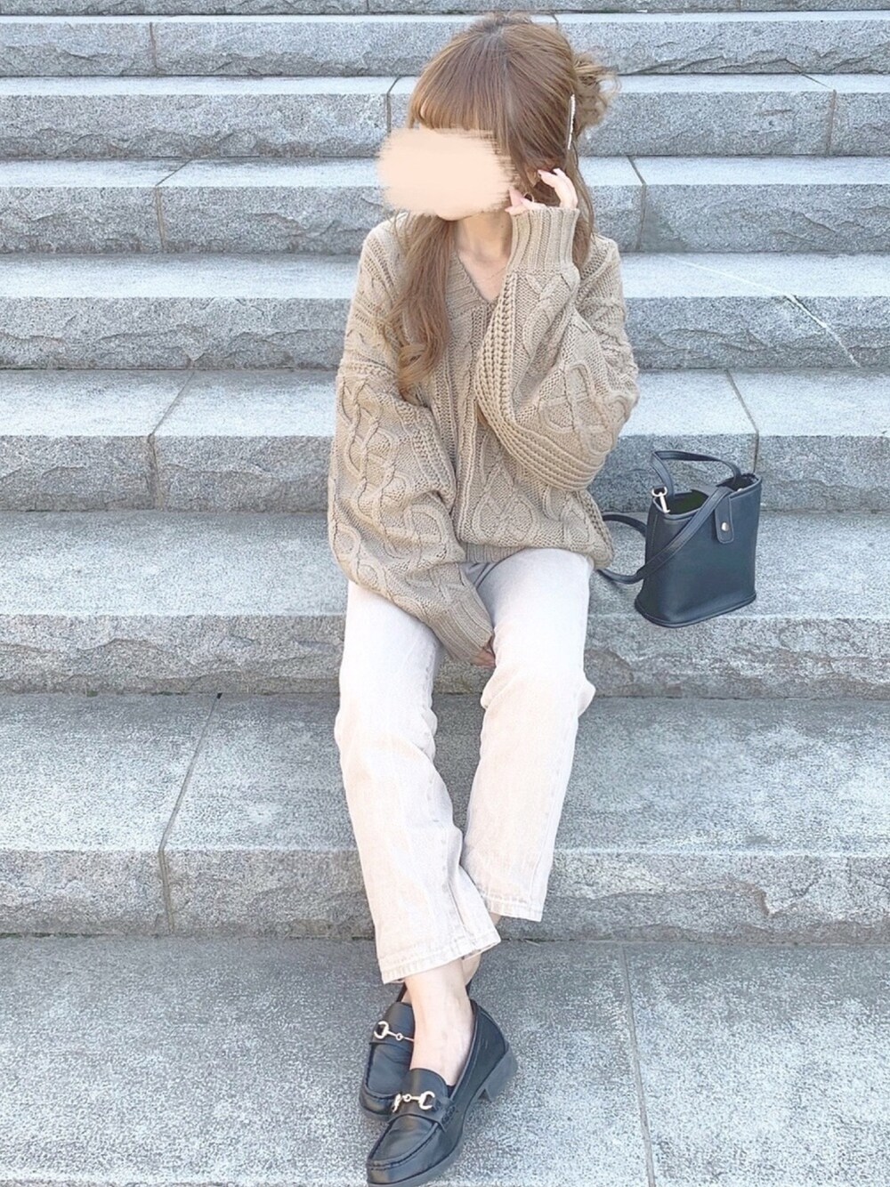「秋、Timberland、titivate、ケーブルニット、デニムパンツ、chocomee、GU、ローファー、ハーフアップお団子」｜「titivateのｹｰﾌﾞﾙ編みｷｰﾈｯｸﾆｯﾄﾌﾟﾙｵｰﾊﾞｰ（ニット/セーター、ベージュ系）」を使った、chocoさん（レディース・153cm）の秋コーディネートの1枚目の写真