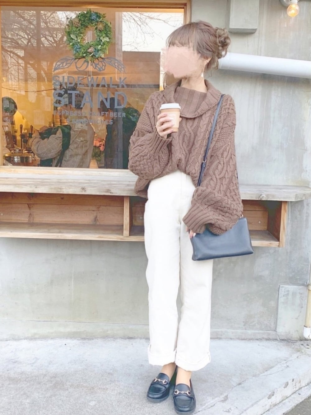 「冬のコーデ、ケーブルニット、カジュアルコーデ、プチプラ、kutir、クティール、chocomee、おだんごヘアー」｜「chocomeeのハイウエストワイドパンツ（デニムパンツ、ホワイト系）」を使った、chocoさん（レディース・153cm）の冬コーディネートの1枚目の写真