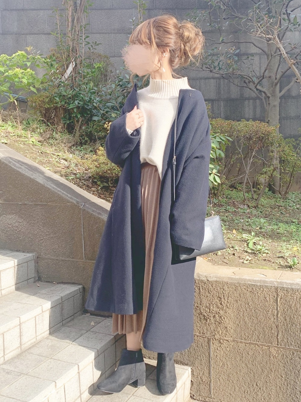「シンプルコーデ、大人カジュアル、ロングコート、プリーツスカート、ノーカラーコート、お団子ヘアー」｜「JOURNAL STANDARDのメルトンフレアコート◆（その他アウター、ブルー系）」を使った、chocoさん（レディース・153cm）の冬コーディネートの1枚目の写真