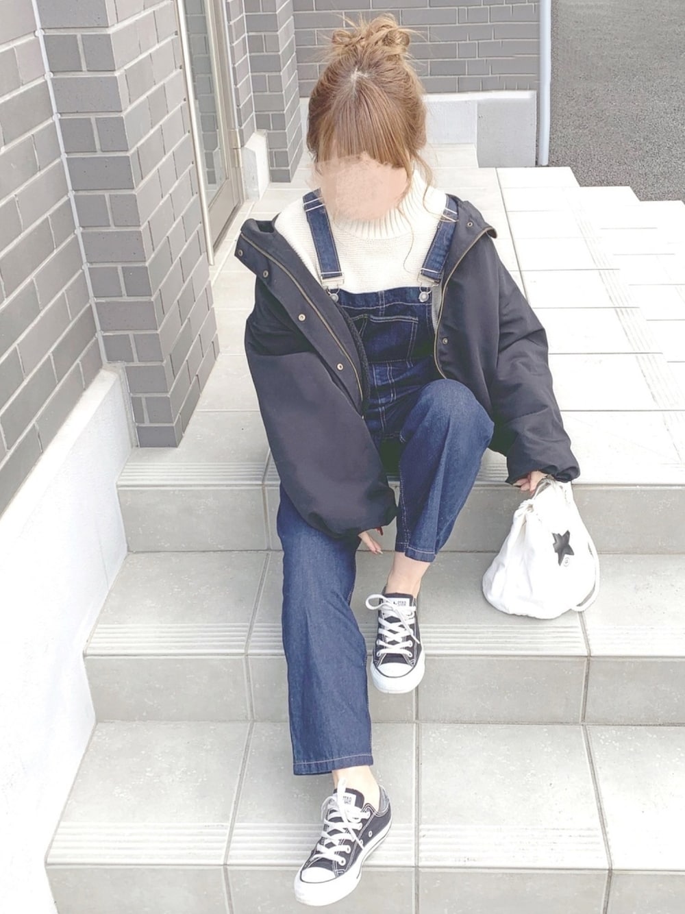 「カジュアルコーデ、楽チンコーデ、オーバーオール、サロペット、LOWRYS FARM、マウンテンパーカー」｜「kutirの【低身長向けSサイズあり】ボアライナー付袖ボリューム2WAYマウンテンパーカー（マウンテンパーカー、ブラック系）」を使った、chocoさん（レディース・153cm）の冬コーディネートの1枚目の写真