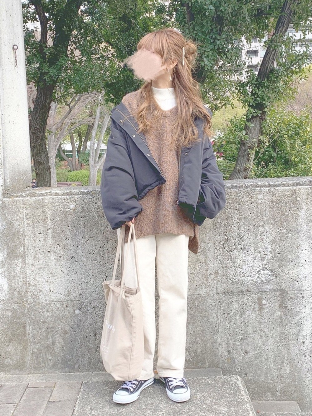 「オトナ女子、オトナカジュアル、パンツスタイル、chocomee、カスタネ、Kastane、kutir、マウンテンパーカー」｜「KastaneのメランジVあきニットプルオーバー（ニット/セーター、イエロー系）」を使った、chocoさん（レディース・153cm）の冬コーディネートの1枚目の写真