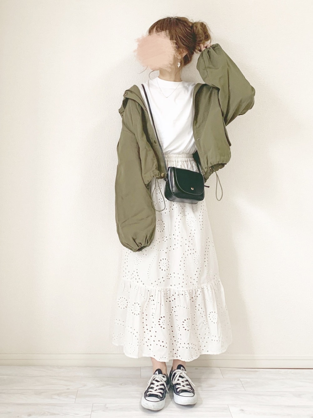 「カジュアルコーデ、プチプラ、GU、GUコーデ、おだんごヘアー、マウンテンパーカー、chocomee」｜「PAGEBOYのBASICロンT（Tシャツ/カットソー、ホワイト系）」を使った、chocoさん（レディース・153cm）の春コーディネートの1枚目の写真