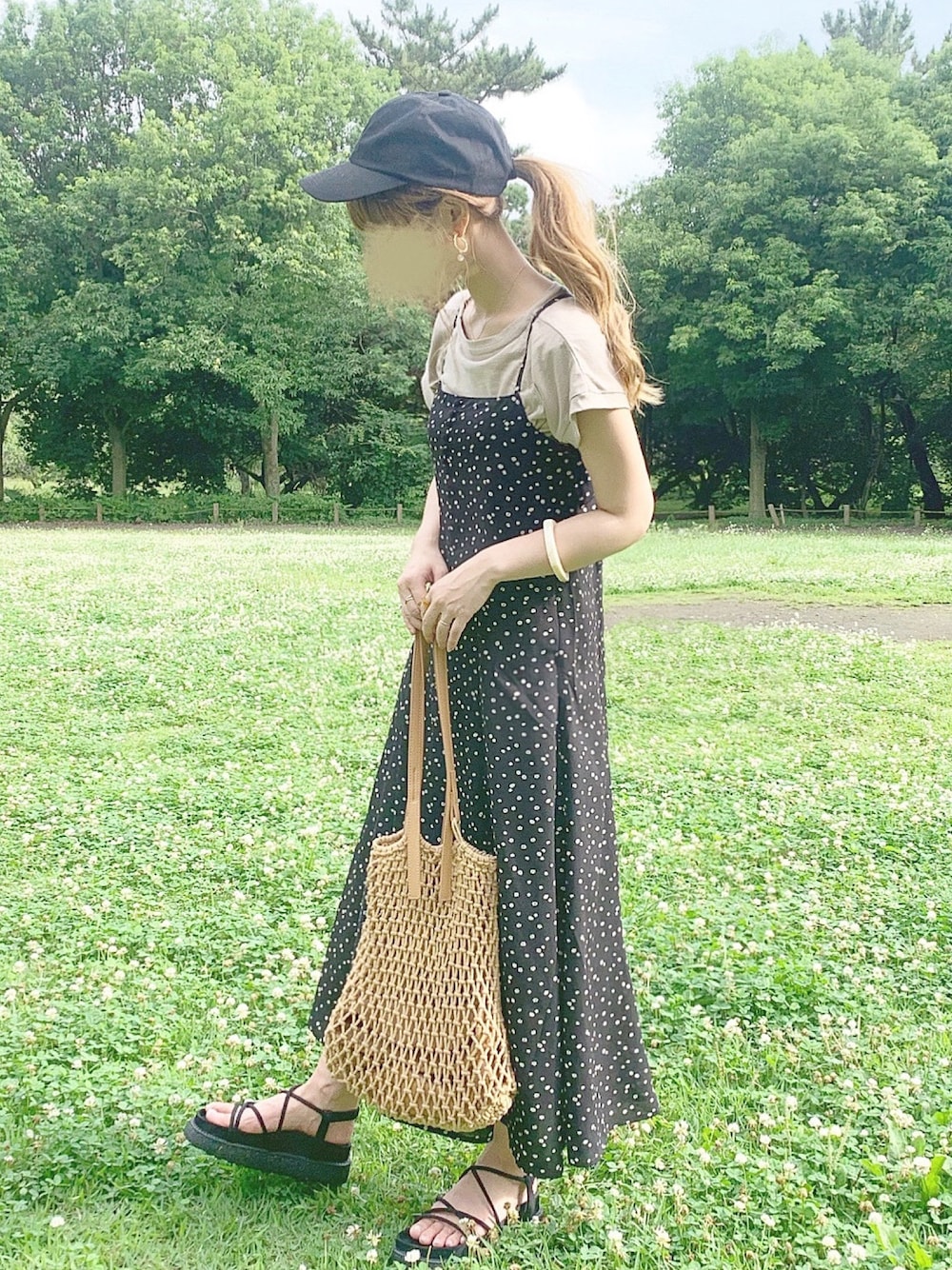 「シンプル、カジュアルコーデ、ゆるコーデ、夏コーデ、キャミワンピ、キャップ」｜「Heatherのデイジーガラキャミセットワンピース　881985（ワンピース、ブラック系）」を使った、chocoさん（レディース・153cm）の夏コーディネートの1枚目の写真
