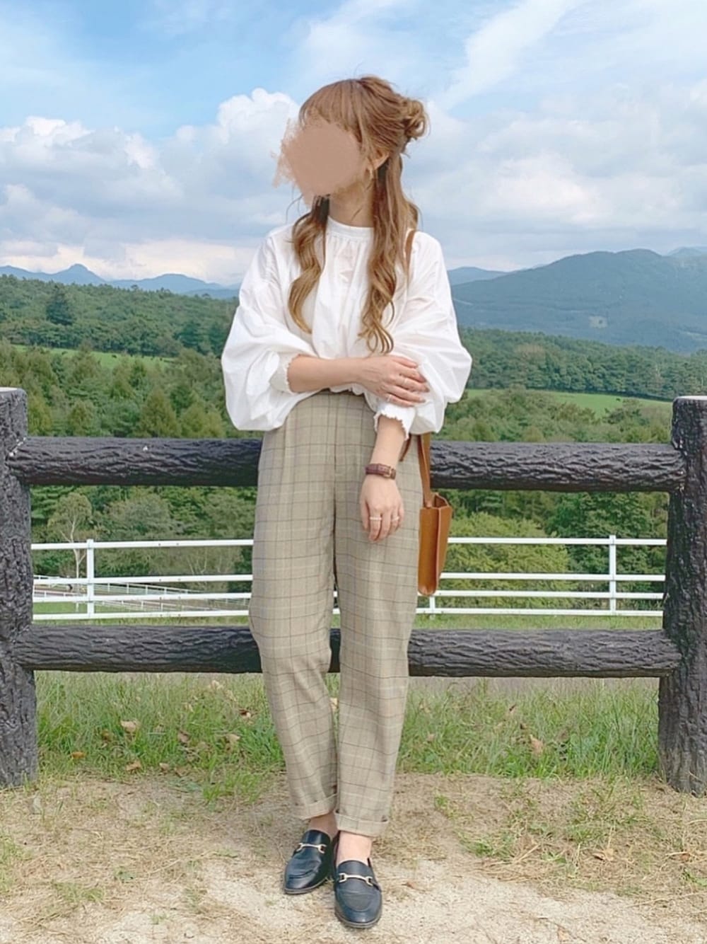 「秋のコーデ、シンプルコーデ、バルーンスリーブ、チェックパンツ、chocomee、LOWRYS FARM、グレンチェック、ハーフアップお団子、ローファー」｜「LOWRYS FARMのスモッキングブラウスＬＳ　895072（シャツ/ブラウス、ホワイト系）」を使った、chocoさん（レディース・153cm）の秋コーディネートの1枚目の写真