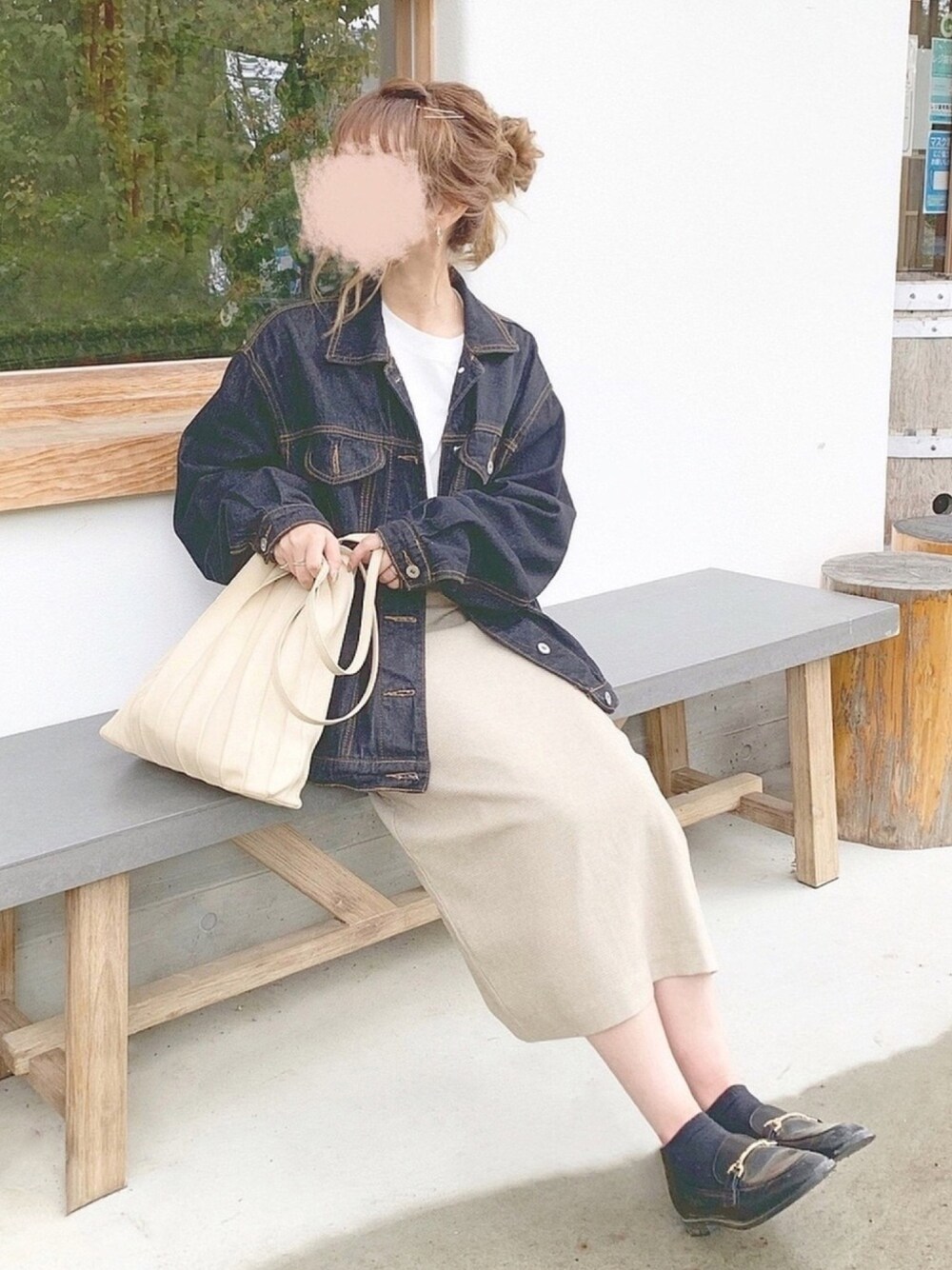 「秋のコーデ、オトナカジュアル、オーバーサイズ、低身長、お団子ヘアー、デニムジャケット、タイトスカート」｜「chocomeeのリトルチェックタイトスカート（スカート、ベージュ系）」を使った、chocoさん（レディース・153cm）の秋コーディネートの1枚目の写真