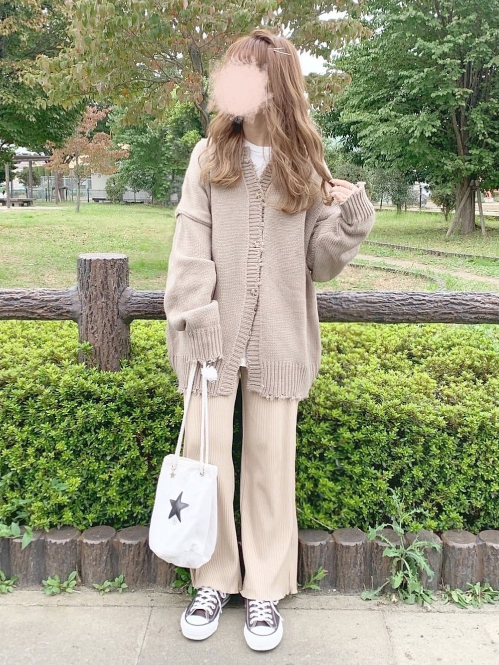 「秋のコーデ、ゆるコーデ、ラフコーデ、シンプルコーデ、休日スタイル、ニットガーディガン、chocomee、ワントーンコーデ」｜「titivateの前後2wayﾀﾞﾒｰｼﾞﾆｯﾄｶｰﾃﾞｨｶﾞﾝ（カーディガン/ボレロ、ベージュ系）」を使った、chocoさん（レディース・153cm）の秋コーディネートの1枚目の写真