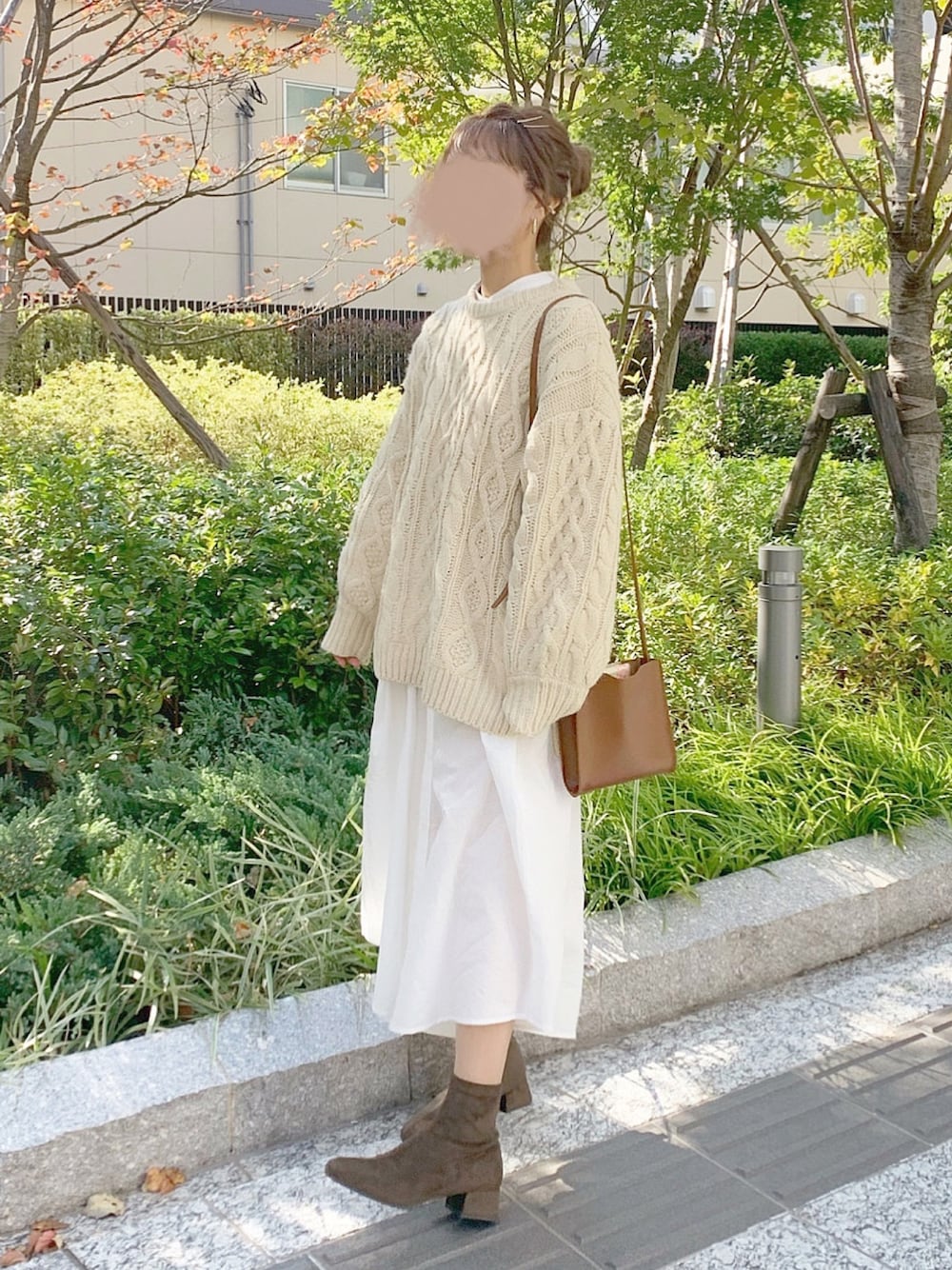 「休日スタイル、秋冬コーデ、大人カジュアル、ゆるコーデ、ワンピース、ワントーンコーデ」｜「FREAK'S STOREの【WEB限定】クルーネックケーブルニット (ボリューム袖)（ニット/セーター、ベージュ系）」を使った、chocoさん（レディース・153cm）の秋コーディネートの1枚目の写真