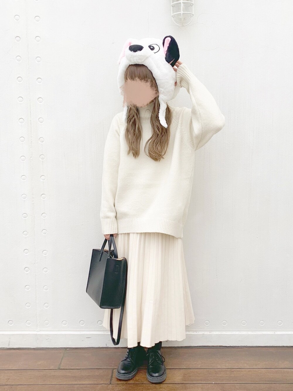 「ディズニー、オールホワイト、冬コーデ、ディズニーコーデ、101匹わんちゃん、プリーツスカート、chocomee」｜「LOWRYS FARMのモチモチハイネックプルオーバー　806846（ニット/セーター、ベージュ系）」を使った、chocoさん（レディース・153cm）の冬コーディネートの1枚目の写真
