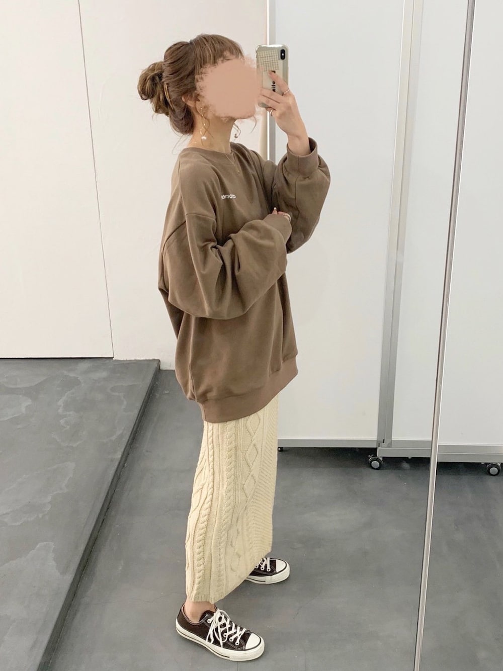 「ラクチンコーデ、タイトスカート、ケーブルニット、ケーブルスカート、chocomee、スウェット、お団子ヘアー、ブラウン」｜「chocomeeのロゴスウェット/long size（スウェット、ブラウン系）」を使った、chocoさん（レディース・153cm）の冬コーディネートの1枚目の写真