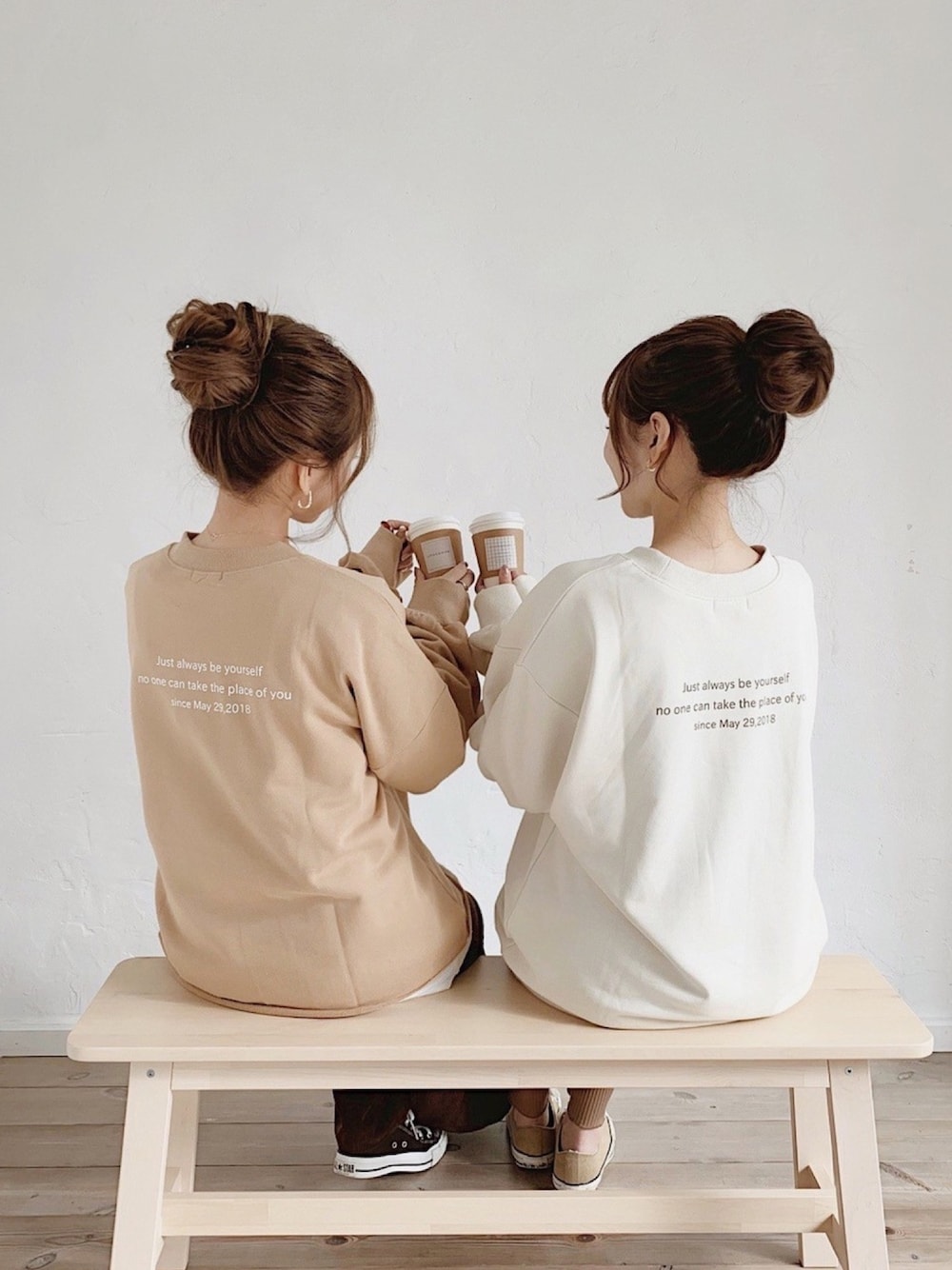 「chocomee、スウェット、お団子ヘアー」｜「chocomeeのロゴスウェット/short size（スウェット、ホワイト系）」を使った、chocoさん（レディース・153cm）の冬コーディネートの1枚目の写真