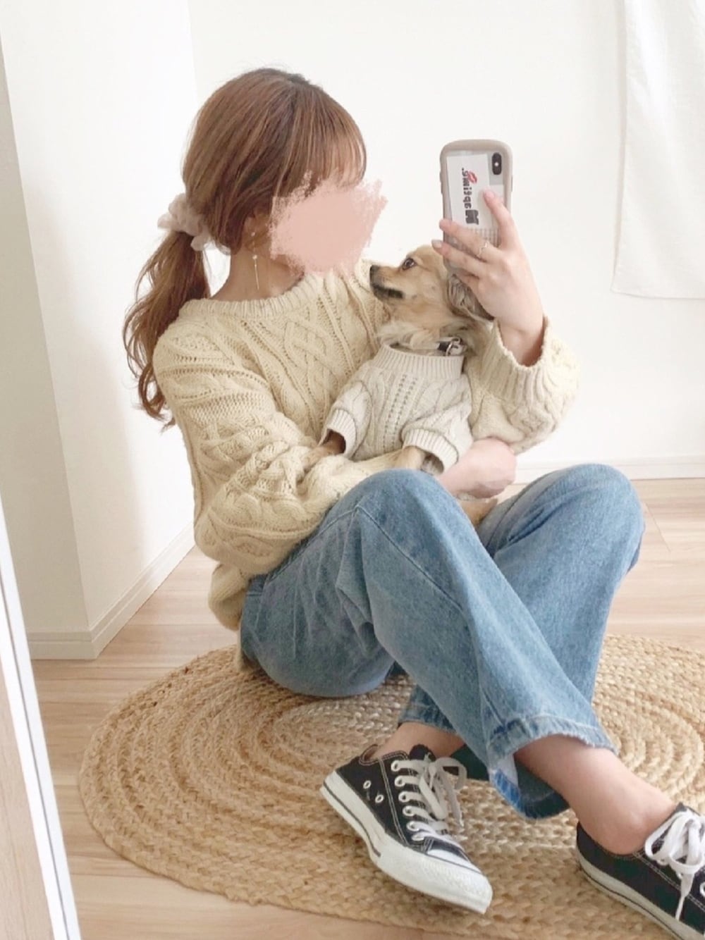 「大人カジュアル、カジュアルコーデ、シュシュ、デニムパンツ、ケーブルニット、シミラールック、おそろいコーデ」｜「FREAK'S STOREの【WEB限定】クルーネックケーブルニット (ボリューム袖)（ニット/セーター、ベージュ系）」を使った、chocoさん（レディース・153cm）の春コーディネートの1枚目の写真