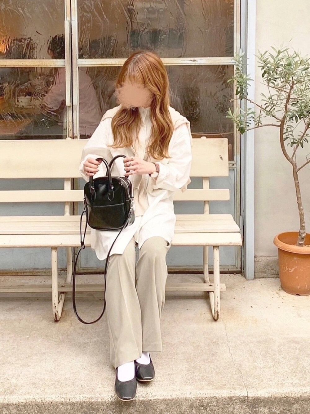 「オトナ女子、大人カジュアル、きれいめカジュアル、パンツコーデ、chocomee、ユニクロ、プチプラ、低身長女子」｜「UNIQLOのアイテム（シャツ/ブラウス、ホワイト系）」を使った、chocoさん（レディース・153cm）の春コーディネートの1枚目の写真