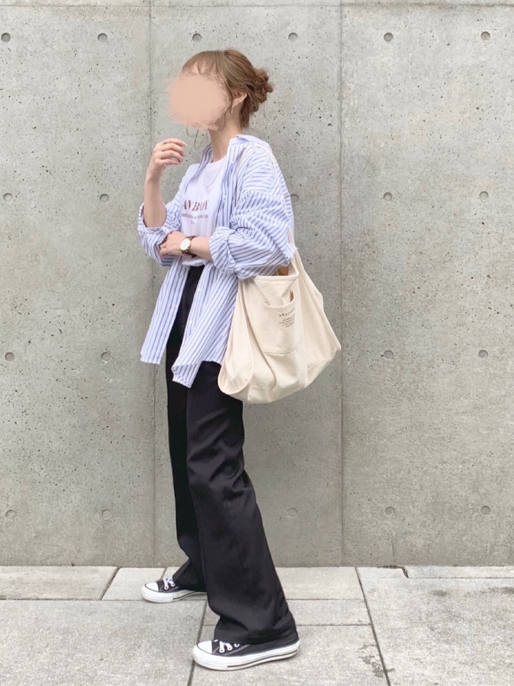 「春コーデ、休日スタイル、GRL、グレイル、chocomee、ストライプ、プチプラ、プチプラコーデ、お団子ヘアー、ロゴT」｜「AMERICAN HOLICのドロップショルダーBIGシャツチュニック＊（シャツ/ブラウス、ホワイト系）」を使った、chocoさん（レディース・153cm）の春コーディネートの1枚目の写真