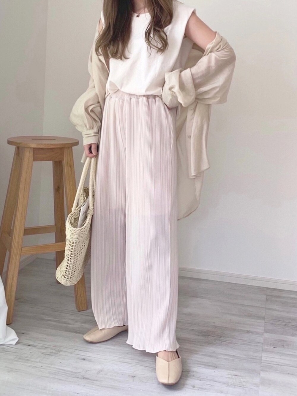 「シンプルコーデ、大人カジュアル、シアーシャツ、休日スタイル、chocomee、プリーツパンツ、ワイドパンツ、GRL」｜「chocomeeのシアーバンドカラーシャツ（シャツ/ブラウス、ベージュ系）」を使った、chocoさん（レディース・153cm）の春コーディネートの1枚目の写真