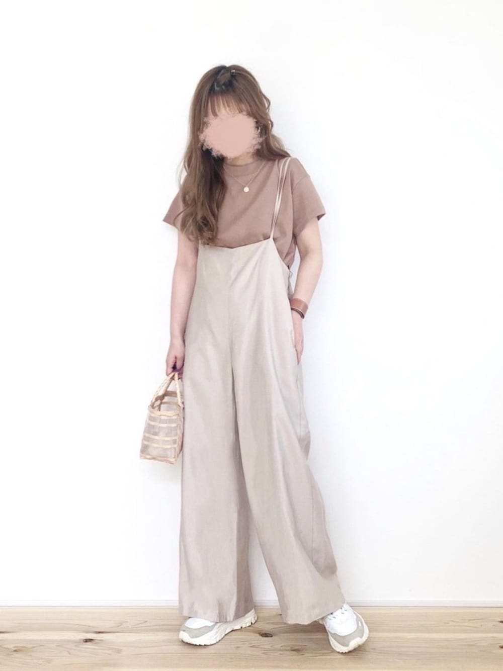 「オトナカジュアル、GU、スムースT、低身長、サロペット、プチプラ、プチプラコーデ」｜「LOWRYS FARMのキャシャサスツキパンツ　932871（その他パンツ、ホワイト系）」を使った、chocoさん（レディース・153cm）の春コーディネートの1枚目の写真