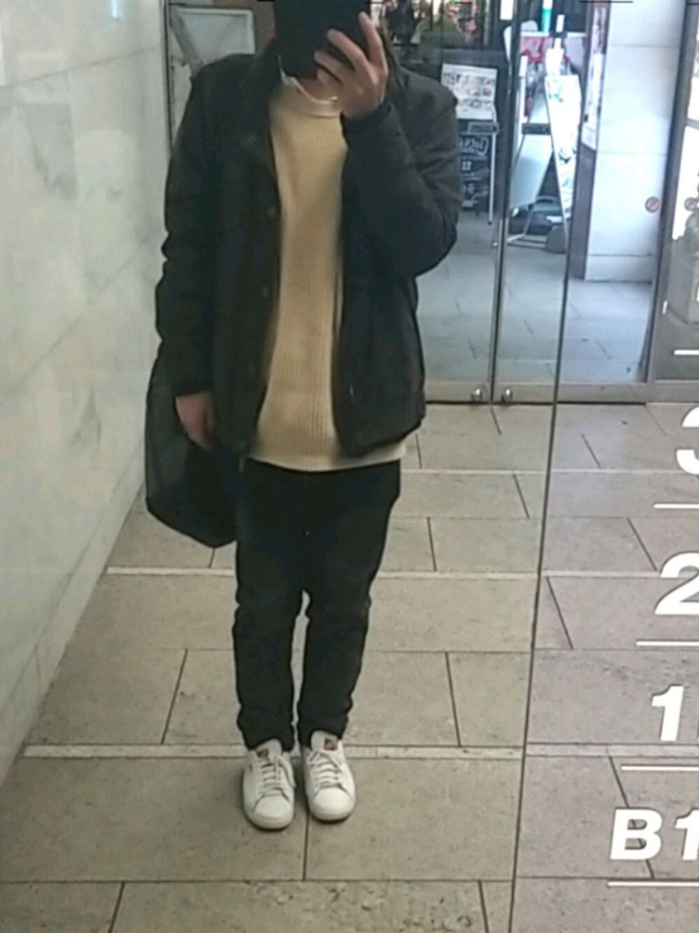 「ミリタリーブルゾン、ニットベスト、白シャツ、ブラックデニム、VANS、growth by grail、ベージュ、フリークスストア、アベイル、ブルゾン」｜「growth by grailのアイテム（デニムパンツ、ブラック系）」を使った、takuさん（メンズ・171cm）の秋コーディネートの1枚目の写真