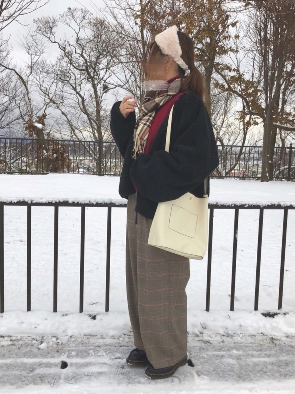 「冬コーデ、ゆるコーデ、ボアブルゾン、チェックマフラー、タートルネックニット、ワイドパンツ、ファーヘアバンド、ドクターマーチン、Kastane、ローリーズファーム(LOWRYS FARM)」｜「VIBGYOR Womenのチェックマフラー/ストール（マフラー、その他）」を使った、pon ♥︎さん（レディース・153cm）の冬コーディネートの1枚目の写真