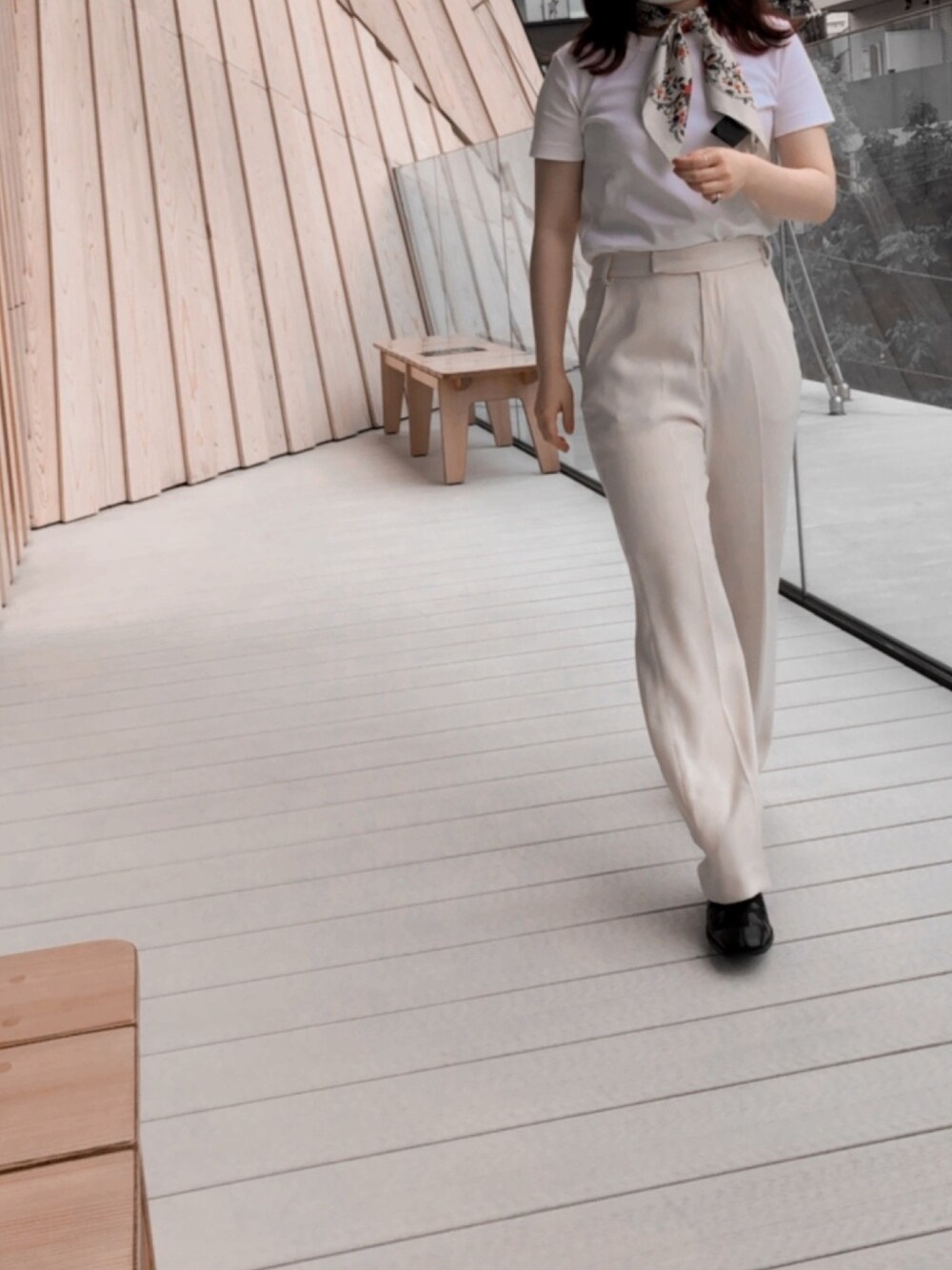 ホワイト系のその他パンツ、ホワイト系のTシャツ/カットソー、その他のストール/ショールを着用したレディースの秋コーディネートの1枚目の写真