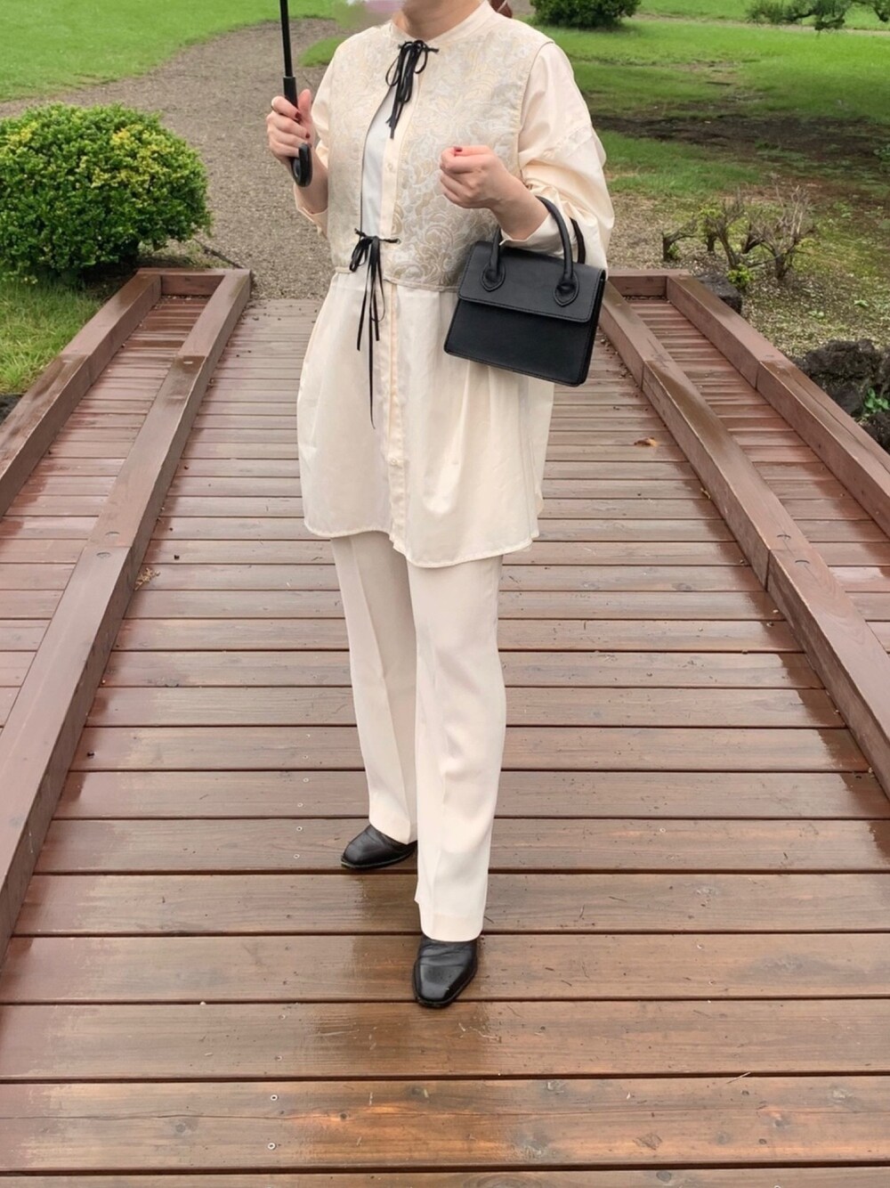 ベージュ系のベスト、ホワイト系のシャツ/ブラウス、ホワイト系のその他パンツを着用したレディースの秋コーディネートの1枚目の写真